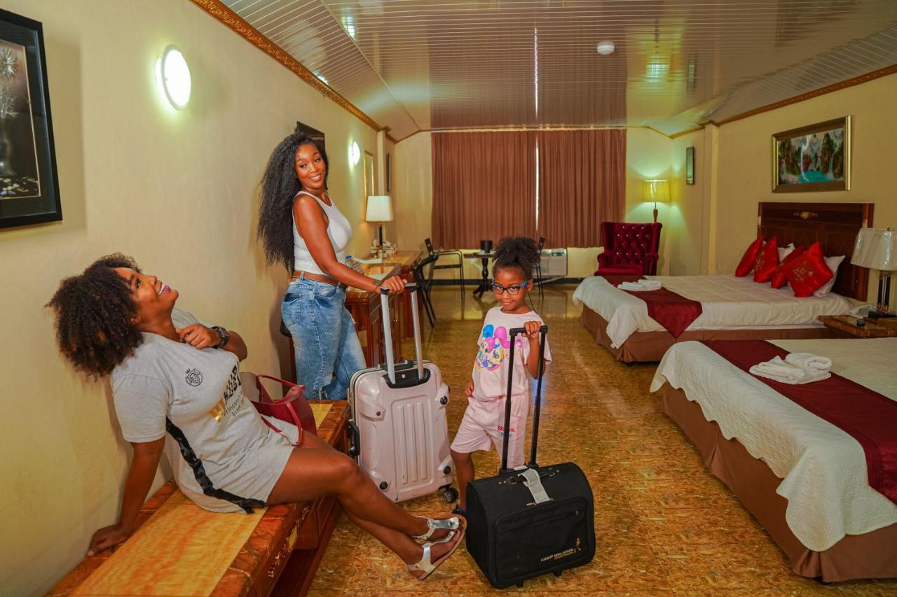 Metro Hotel Couva Экстерьер фото