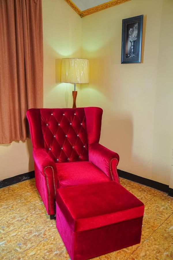 Metro Hotel Couva Экстерьер фото