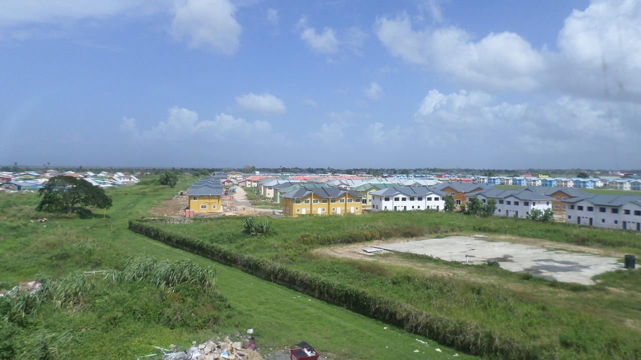 Metro Hotel Couva Экстерьер фото